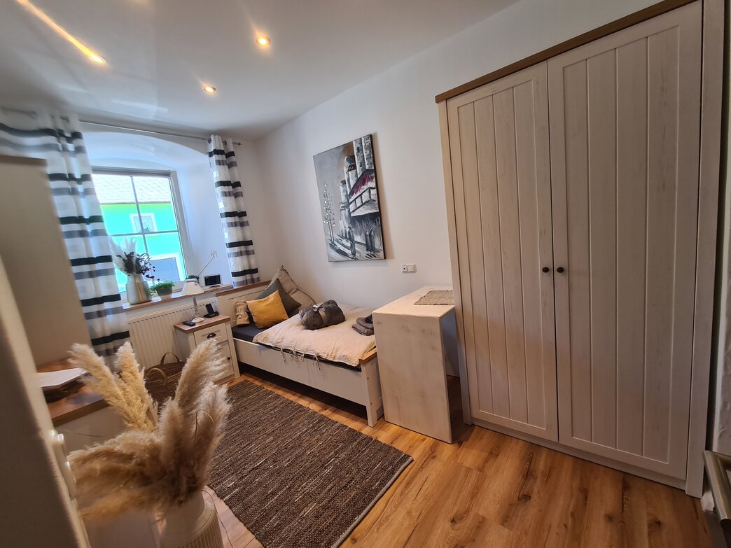 Gemütliches Wohnzimmer mit Blick in den Garten