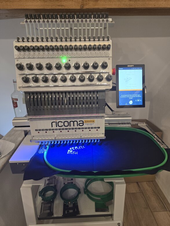 Holzkunst und Werkbank im Atelier