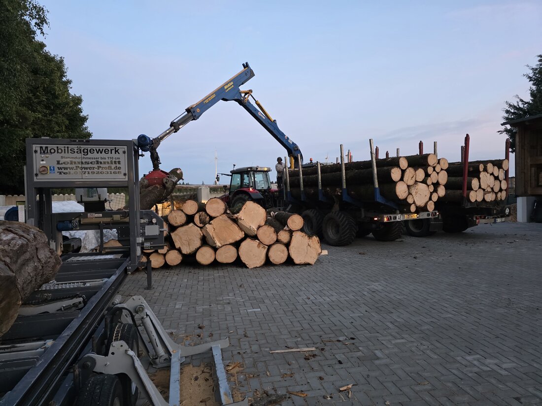 Mobiles Sägewerk mit Holzbrettern