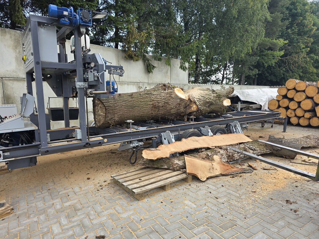 Mobiles Sägewerk beim Sägen von Stämmen