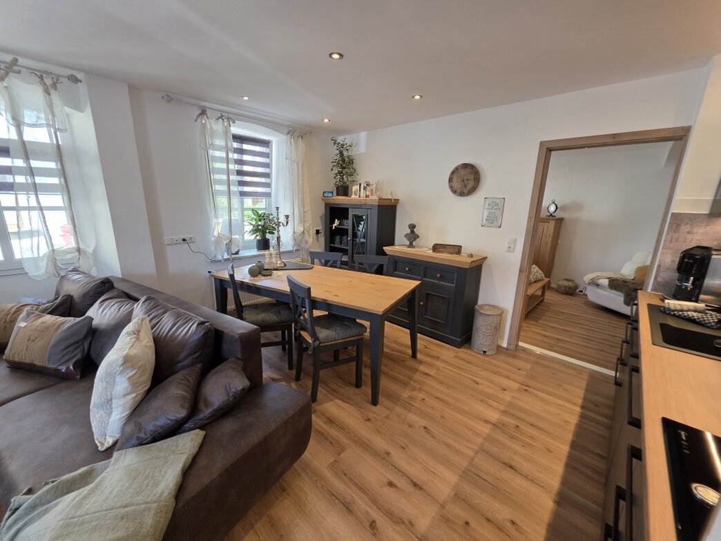 Ein Traum für jedes Pärchen, liebevoll eingerichtete Wohnung mit vielen Details, Whirlpool, Massagesessel, Fußbodenheizung, WLAN, SmartTV, Alexa, Kaffeevollautoamten usw.