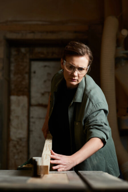 Symbolbild Bau und Sanierung mit Werkzeugen